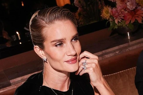 Рози Хантингтон-Уайтли в эффектном платье на роскошном мероприятии Tiffany & Co. в Париже