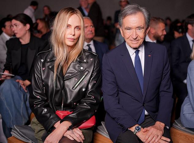 Шарлиз Терон привлекла внимание, покидая свой отель в Париже перед показом Givenchy Весна/Лето 2026 в рамках Недели моды в пятницу