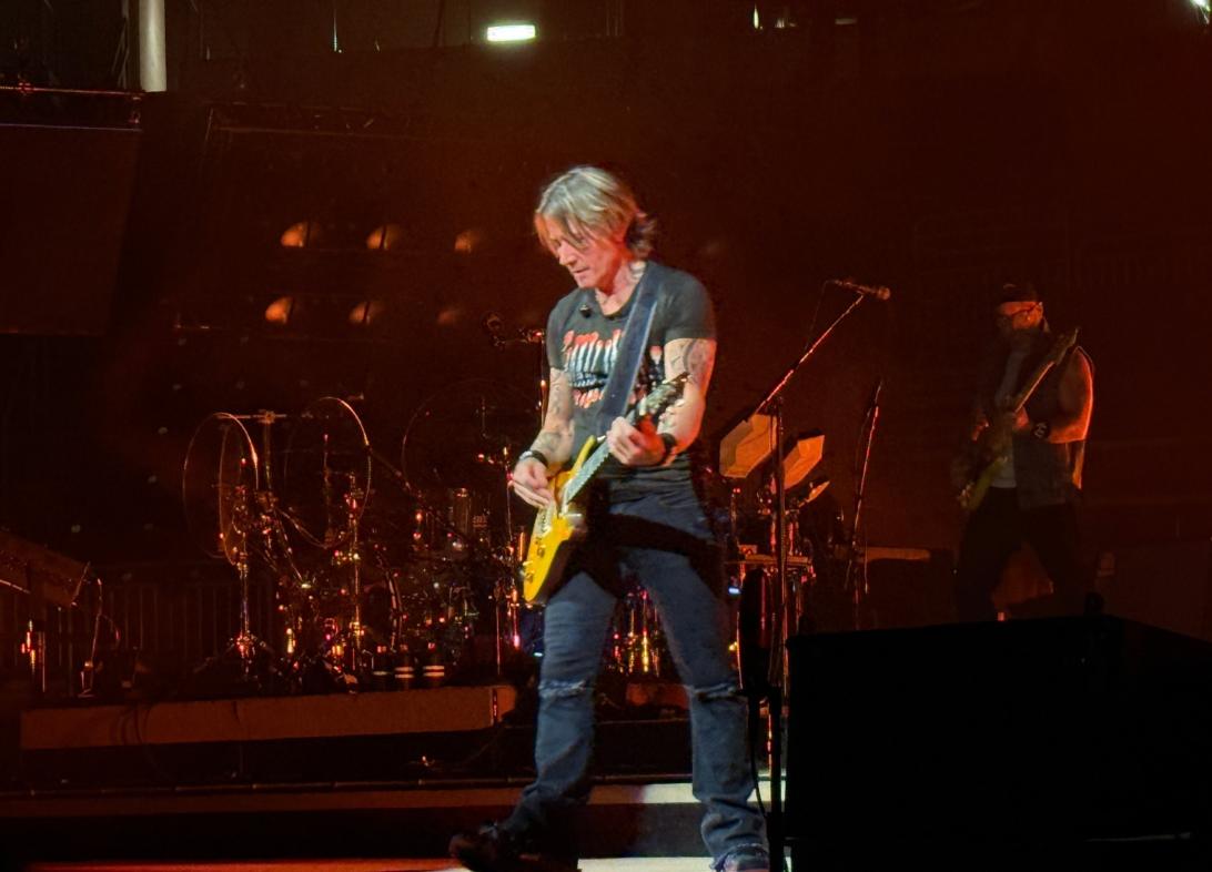 Кит Урбан исполняет "Wild Hearts" на концерте в Херши, Пенсильвания.