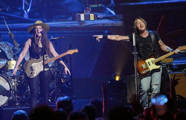 Бау и Урбан выступили на фестивале iHeartCountry в мае 2024 года в Остине, Техас.