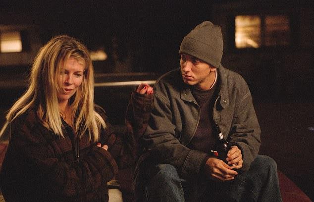 Марайя Кэри игнорирует слухи о том, что её конфликт с Эминемом начался после того, как он предложил ей роль своей матери в фильме «8 Миля»