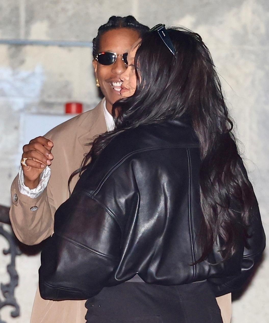 Рианна и ASAP Rocky весело смеются.