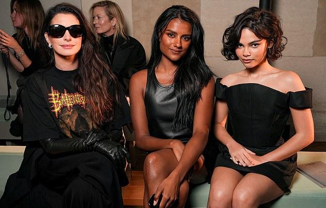 Rosie Huntington-Whiteley, FKA Twigs и Энн Хэтэуэй на показе Balenciaga