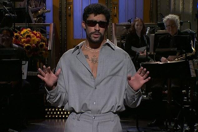 Bad Bunny стал ведущим премьеры 51-го сезона SNL, а его вступительный монолог был забавно прерван Джоном Хэммом