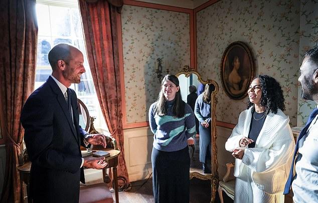 Принц Уильям погрузился в прошлое, обсуждая декорации «The Other Bennet Sister» с дизайнерами.