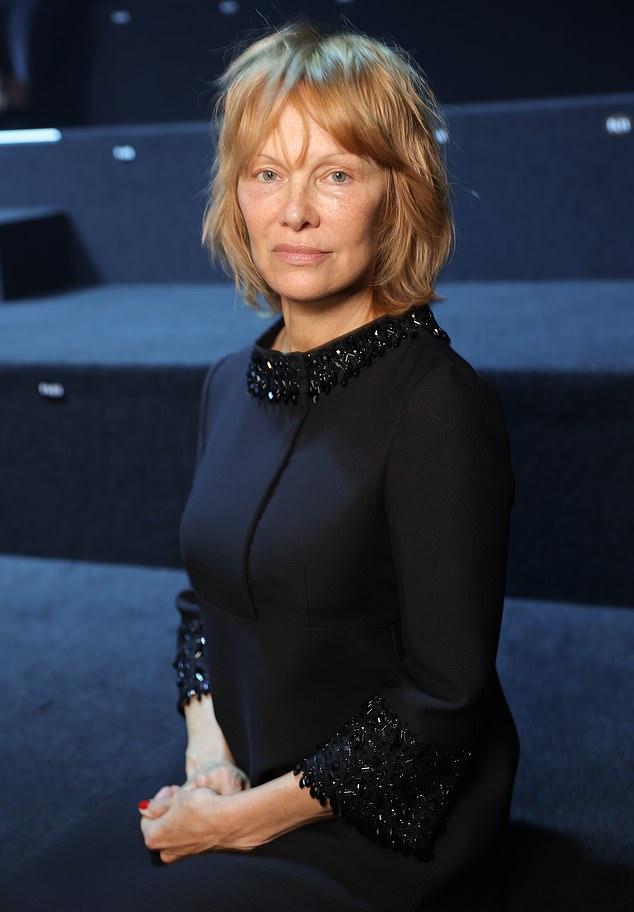 58-летняя канадская актриса привлекла внимание в Париже, сменив свой фирменный блонд на рваную медно-рыжую укладку а-ля Мэрилин.