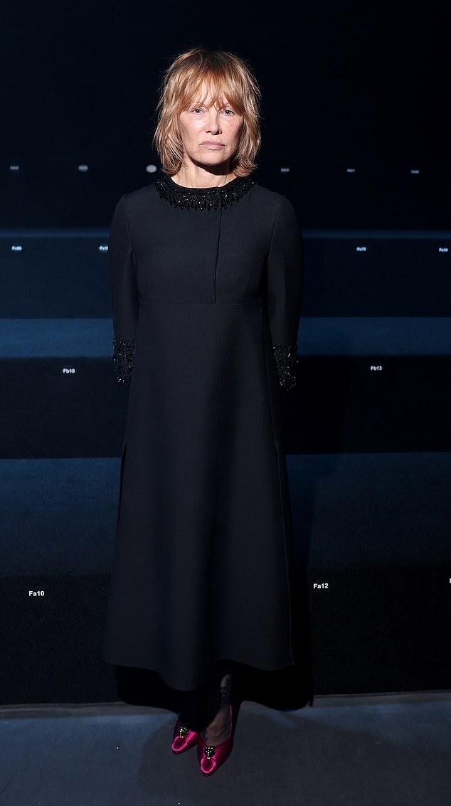 На показе Valentino в Париже Памела источала элегантность в черном миди-платье с вырезом-лодочкой, воротником и манжетами из пайеток.