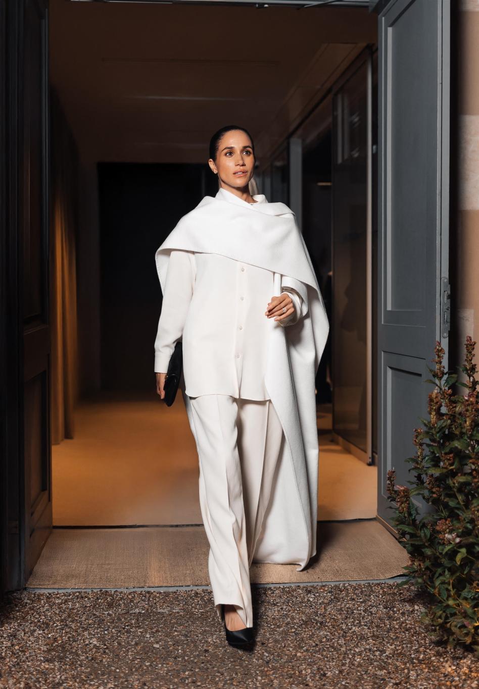 Меган Маркл в белом на показе Balenciaga в Париже в 2025 году.