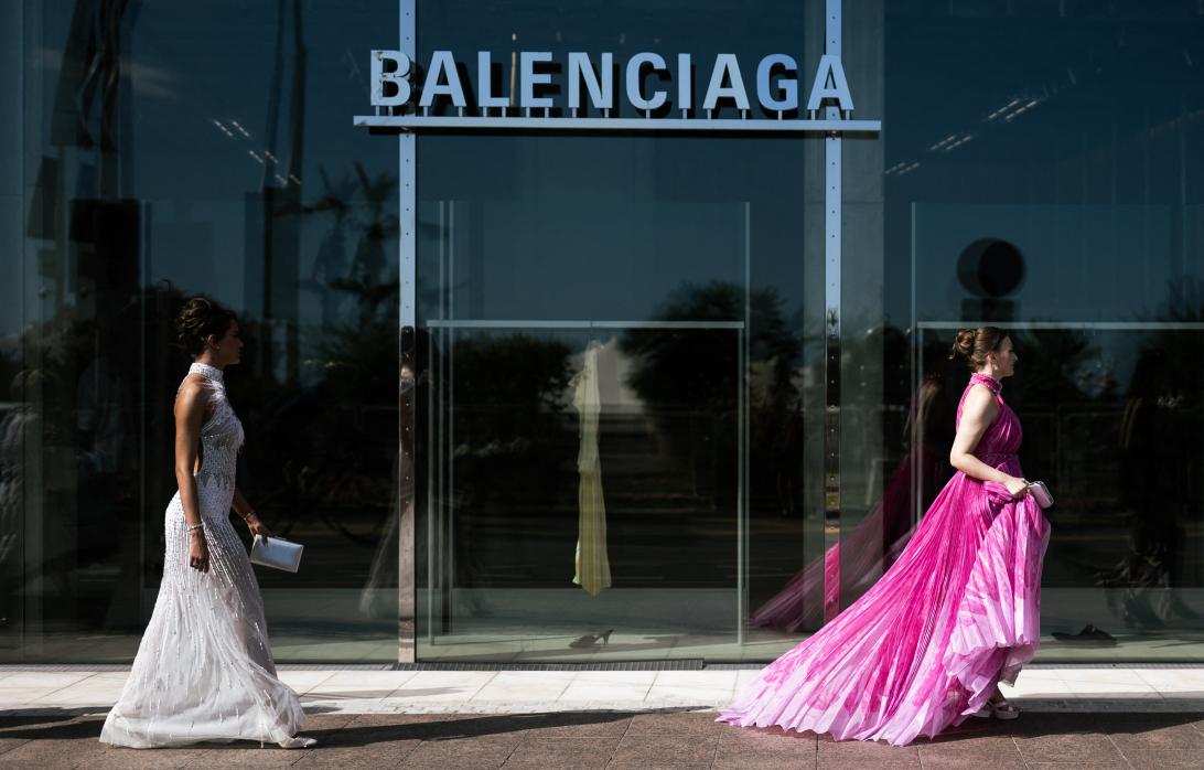 Женщины в платьях перед магазином Balenciaga в 2025 году.