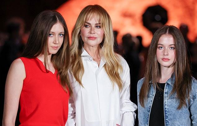 В Париже Николь посетила показ Chanel с дочерьми: Сандэй Роуз (слева) и Фэйт Маргарет (справа).