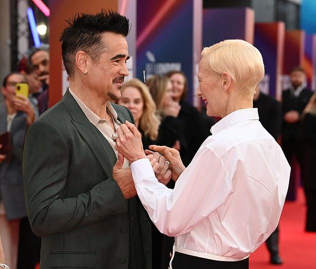 Колин Фаррелл и Тильда Суинтон обменялись тёплыми объятиями на премьере фильма «Баллада о маленьком игроке»