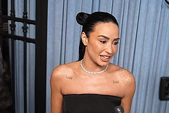 Деми Ловато подверглась жесткой критике в сети из-за неловкого ответа на вопрос на красной дорожке