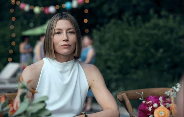 В новом фильме "Лучшая сестра" голливудская актриса повергла фанатов в восторг белым платьем с открытой спиной.