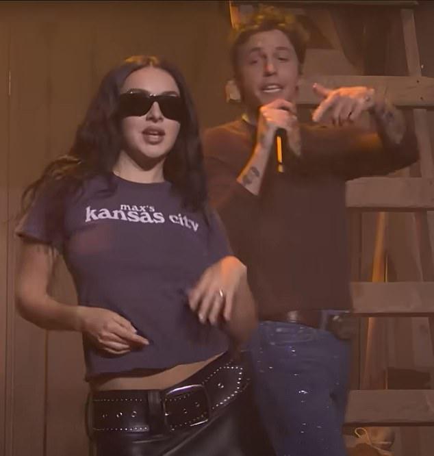 Charli XCX, похоже, завуалированно высмеяла Тейлор Свифт во время своего неожиданного появления на Saturday Night Live