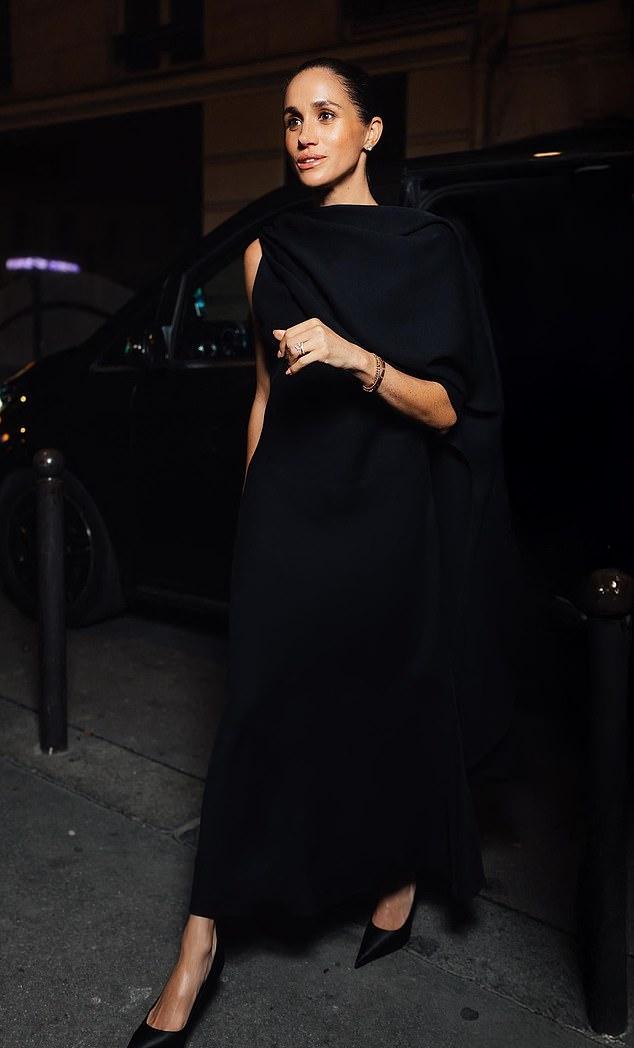 4 октября в Париже Меган позже предстала элегантной в очередном полностью черном наряде от Balenciaga.