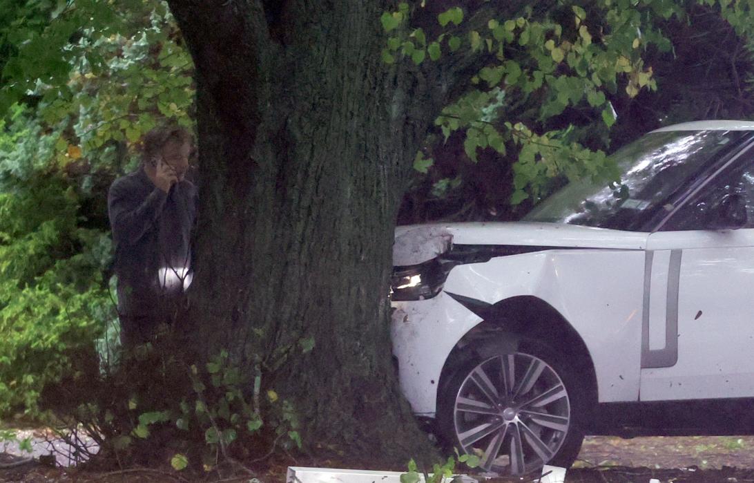 Алек Болдуин по телефону, врезавшись на своем белом Range Rover в дерево.