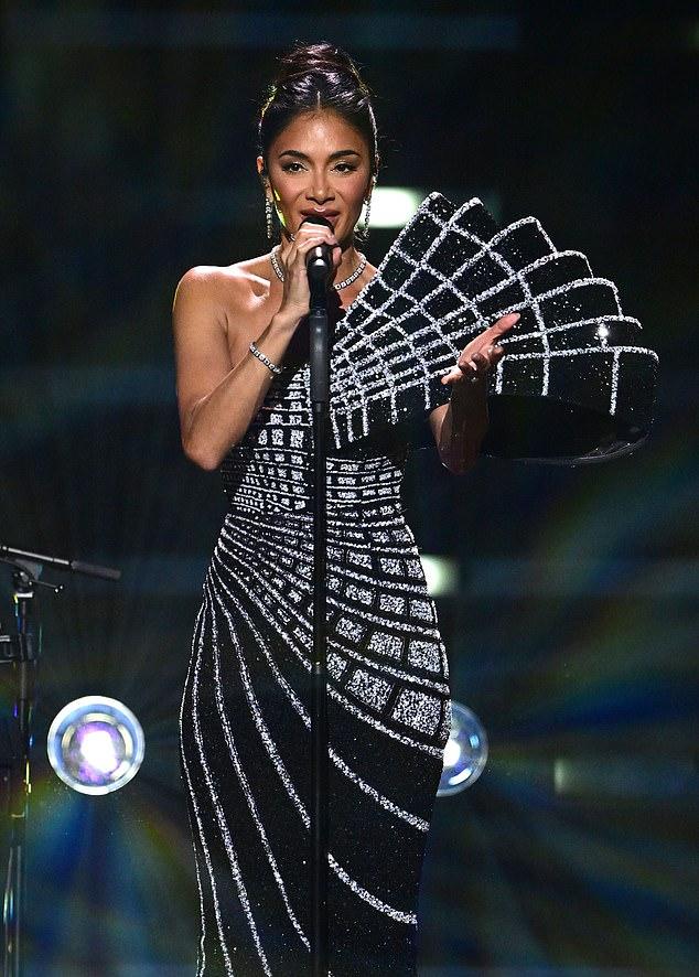 Николь Шерзингер с трудом поднималась по лестнице в облегающем платье после выступления в Роял Альберт Холл