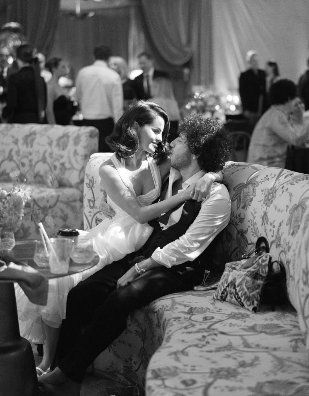 Селена Гомес и Бенни Бланко нежно обнимаются на диване во время своего свадебного приема.