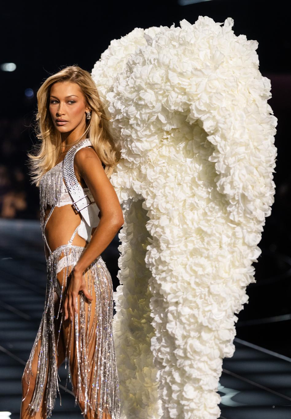 Белла Хадид на показе Victoria's Secret.