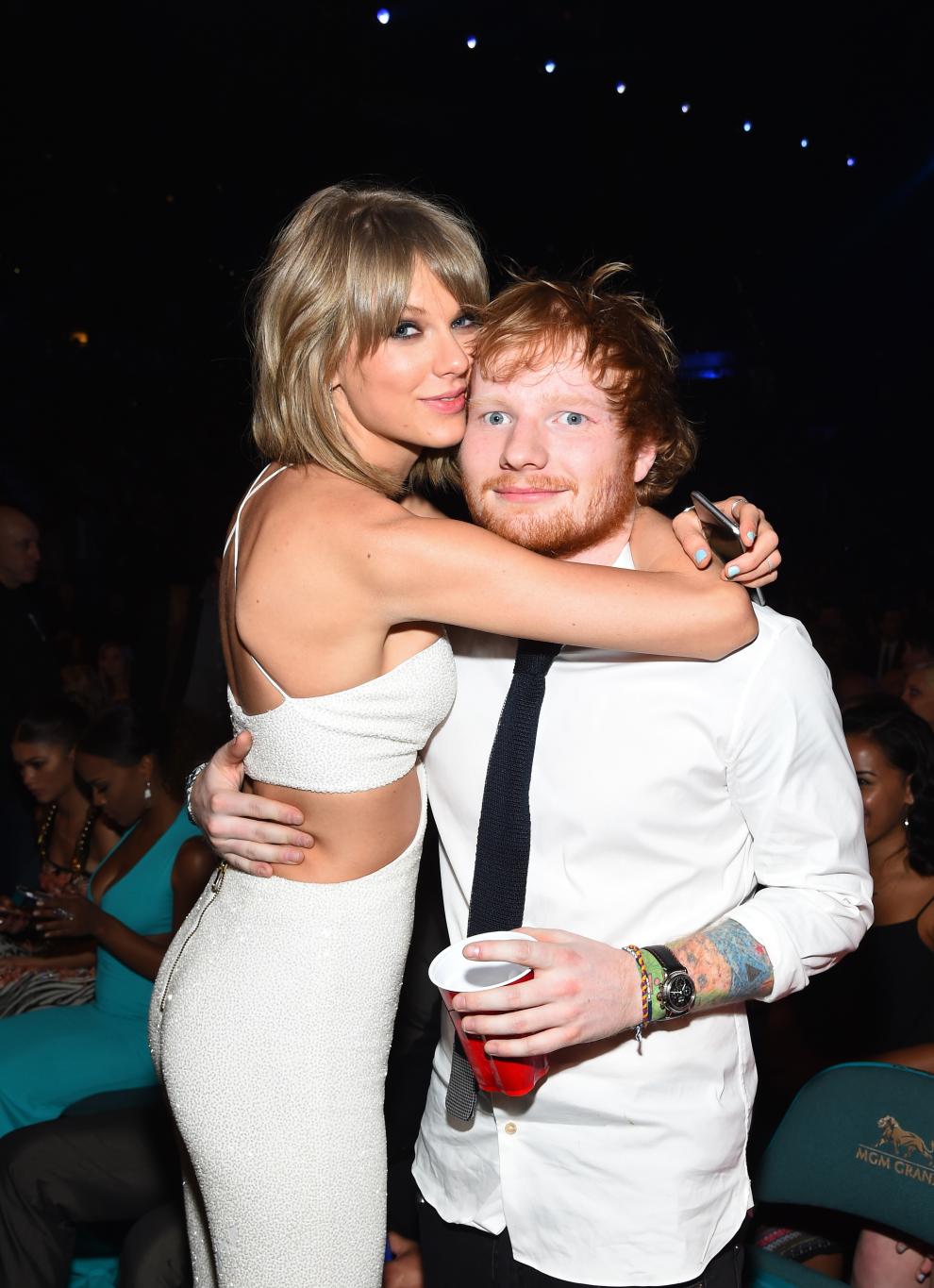 Объятия Тейлор Свифт и Эда Ширана на церемонии Billboard Music Awards 2015.