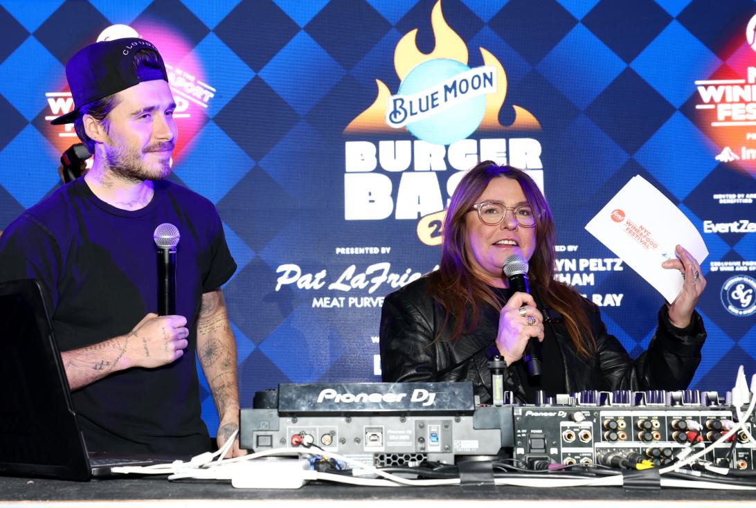 Бруклин Пельтц Бекхэм и Рэйчел Рэй посетили Blue Moon Burger Bash 2.0.