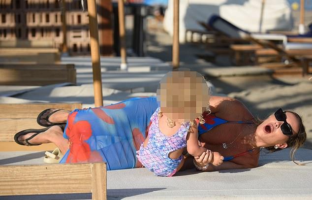 Свой образ она дополнила черными босоножками и прямоугольными солнцезащитными очками.