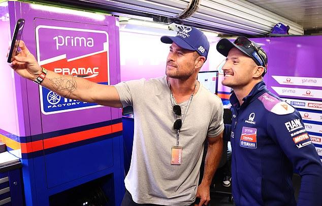 Крис Хемсворт посетил Гран-при MotoGP и снова без жены