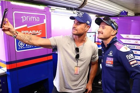 Крис Хемсворт посетил Гран-при MotoGP и снова без жены