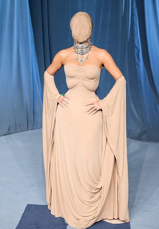 Ким Кардашьян с закрытым лицом поразила эксцентричным нарядом