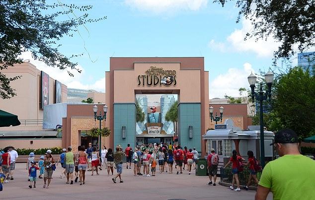 Арка Hollywood Studios, возвышавшаяся над парком с открытия в 1989 году (тогда MGM Studios), теперь исчезла.