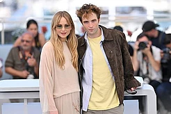 Дженнифер Лоуренс рассказала об отвратительном угощении, которое она однажды подала Роберту Паттинсону, когда он внезапно пришел к ней домой на встречу с друзьями