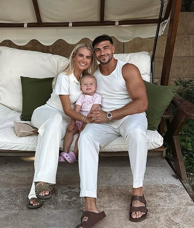 Боксер и инфлюенсер, пара с Love Island (2019), ненадолго расставались из-за его зависимости и неверности, но теперь снова вместе.