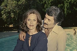 Дженнифер Энистон заявляет, что у нее и Дженнет МакКарди «были очень похожие мамы», пока она готовится к съемкам адаптации мемуаров МакКарди «Я рада, что моя мама умерла»