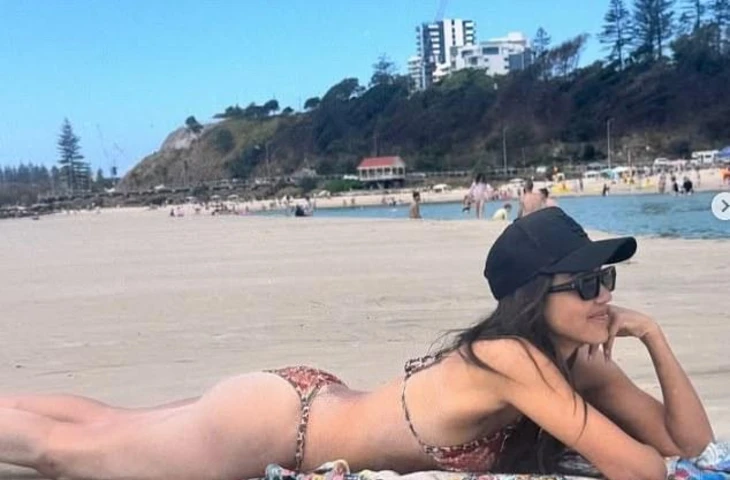 Джессика Альба опубликовала новые эффектные фото в бикини в Instagram
