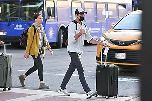 Хью Джекман впервые замечен с подругой Саттон Фостер после сообщений о его попытках наладить отношения с бывшей женой Деборрой-Ли Фернесс