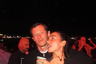 Жених Дуа Липы, Каллум Тернер, поведал о своей «безумной» первой встрече