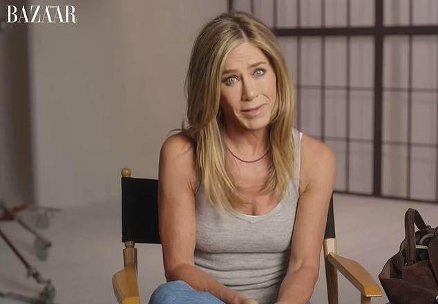 В видео Harper's Bazaar Дженнифер Энистон раскрыла секреты ухода за собой, балансируя «Утреннее шоу» и бренды вроде Lolavie.