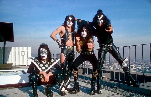Впервые после смерти коллеги по KISS замечен Джин Симмонс