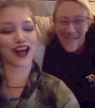 Грейс с мамой весело пошутили в видео: певица применила фильтр, заменив свои губы материнскими.