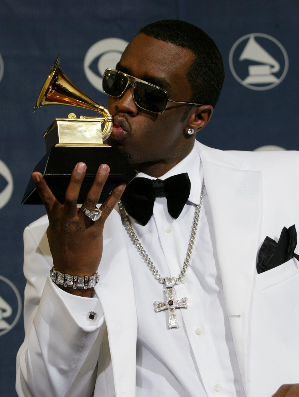 Шон "Пи Дидди" Комбс целует "Грэмми"