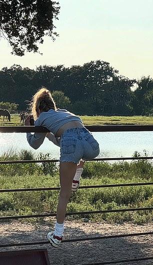 Белла также наслаждалась природой, любуясь озером.