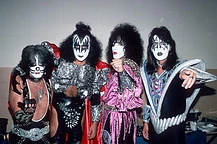 Джин Симмонс, Пол Стэнли и Питер Крисс — все основатели рок-группы KISS — воссоединились, чтобы проводить в последний путь своего бывшего коллегу по группе, Эйса Фрейли