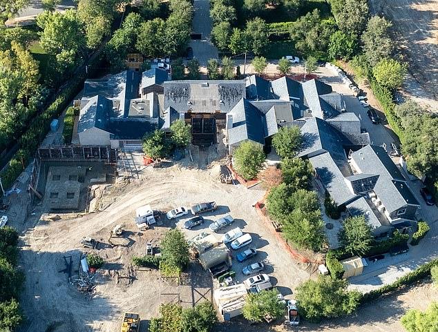 Ким Кардашьян демонтировала баскетбольную площадку Канье Уэста