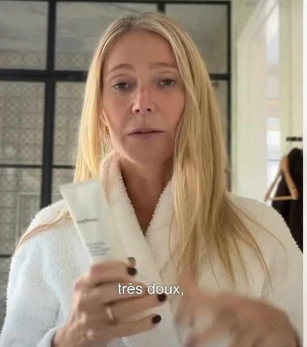 Оскароносная актриса рекламирует GOOP, используя медный скребок для языка. Это улучшает гигиену рта, снижает бактерии, освежает дыхание и обостряет вкус.