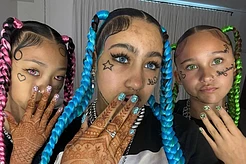 Ким Кардашьян ответила на критику в адрес своей дочери Норт Уэст из-за её ненастоящих татуировок и пирсинга на лице