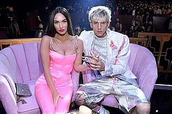 Меган Фокс продемонстрировала свою потрясающую фигуру в эффектном наряде – всего через семь месяцев после рождения ребенка