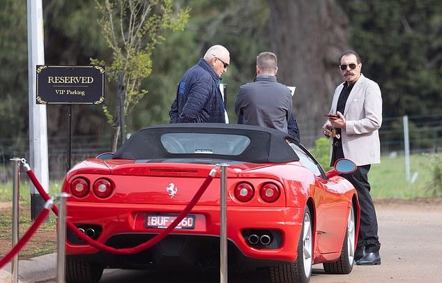 Заметили участника торгов, выходящего из потрясающего огненно-красного Ferrari ценой в сотни тысяч долларов.