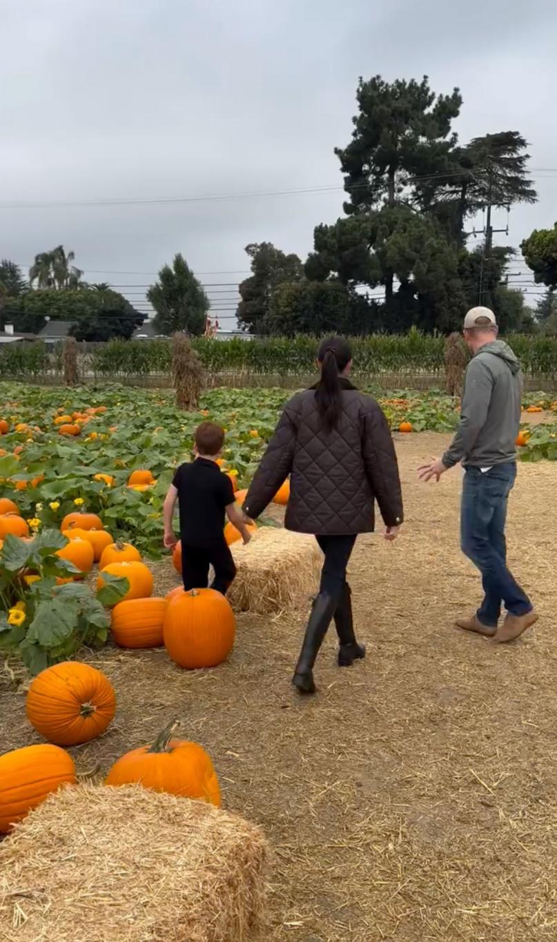 Меган Маркл и принц Гарри с детьми провели день на тыквенной ферме