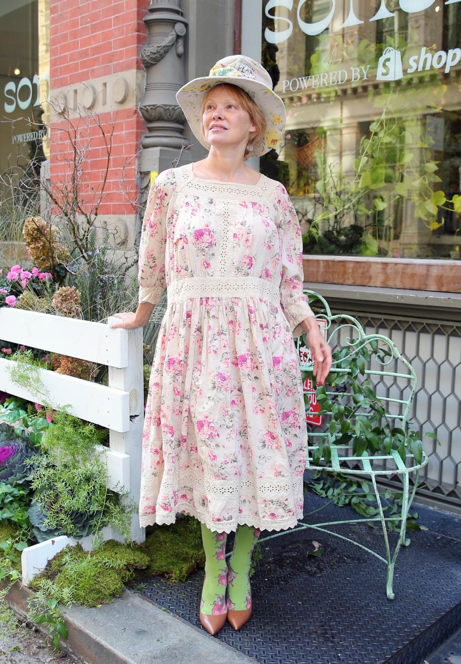 Памела Андерсон в платье Magnolia Pearl Donby «Купидонова роза», зеленых чулках и шляпе волшебника.