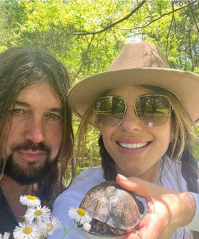 Харли: «Это так красиво! Забавно, но очень напоминает Англию, будто графство Суррей» (на фото 20 апреля).